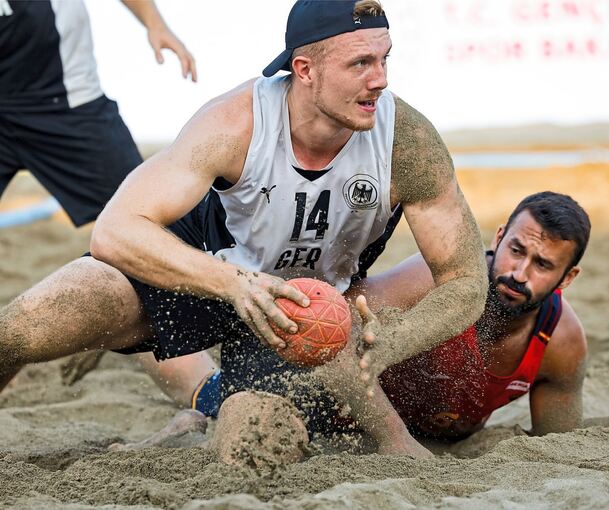 Hendrik Prahst glänzt im Beachhandball mit seiner Verteidigungsarbeit.