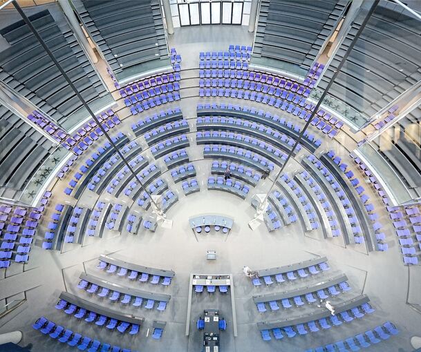 Blick in den Plenarsaal des Bundestages am Morgen vor Beginn eines Sitzungstags.