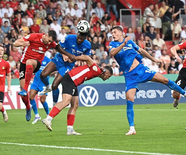 Heftiger Großaspacher Widerstand gegen den hohen Favoriten: Die SG -Spieler Arbnor Nuraj (2 .von links) und Michael Kleinschrodt (gebückt) nehmen es mit den Leverkusenern Edmond Tapsoba und 1:0-Torschütze Patrik Schick (rechts) auf.