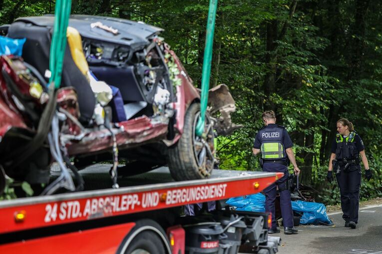 Vier junge Menschen sterben bei Autounfall Vier junge Menschen sterben bei Autounfall