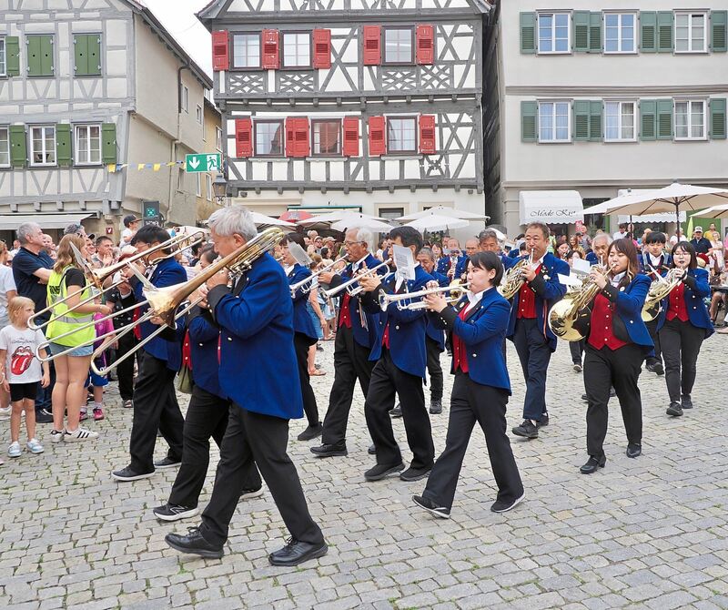 Auch die Gäste aus Japan spielen auf dem Markgröninger Marktplatz.