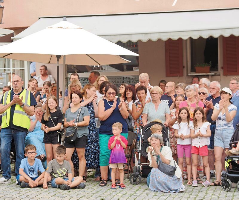 Das Spektakel auf dem Marktplatz begeistert Zuschauer aller Altersklassen.