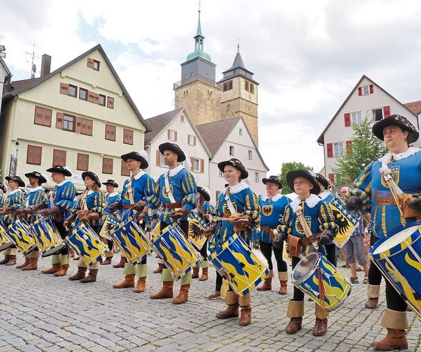 Historische Unfiform in den Farben der Stadt.