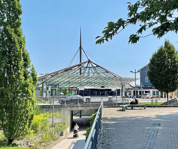 Schön bepflanzt und barrierefrei gestaltet: Der Zugang zum Tammer Bahnhofsvorplatz vom Zentrum aus gesehen.