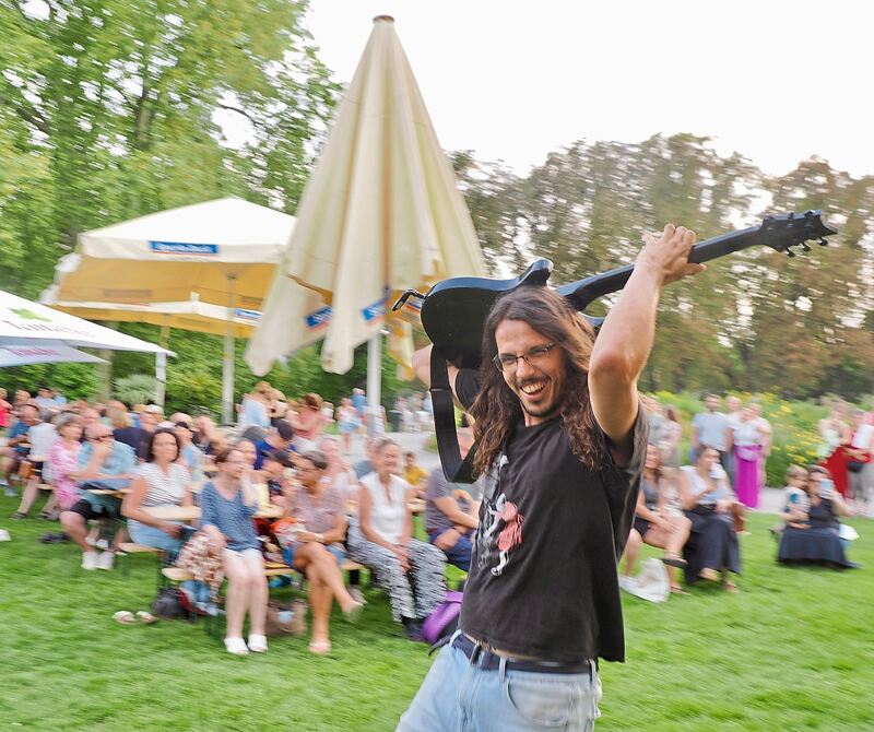 Bands aus dem Straßenmusikfestival geben ihr Bestes.