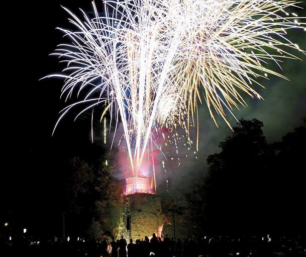 Tausende sind zum Feuerwerk zur Emichsburg gekommen.
