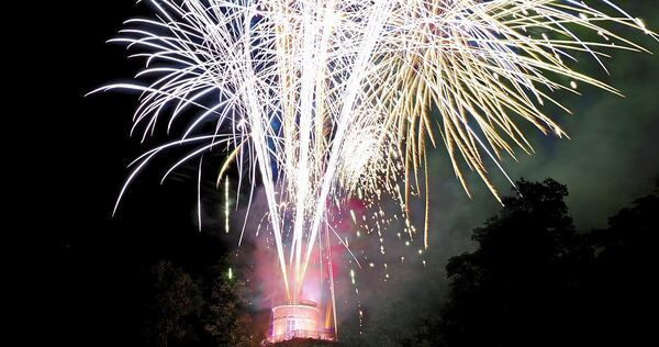 Der Lichterzauber mit Feuerwerk im Blühenden Barock gehört für viele Menschen zu den Highlights im Veranstaltungsjahr. Der Lichterzauber mit Feuerwerk im Blühenden Barock gehört für viele Menschen zu den Highlights im Veranstaltungsjahr.