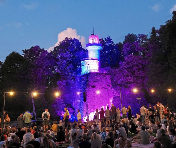 Warten auf das Feuerwerk: Höhepunkt des Lichterzaubers ist die Show an der Emichsburg.