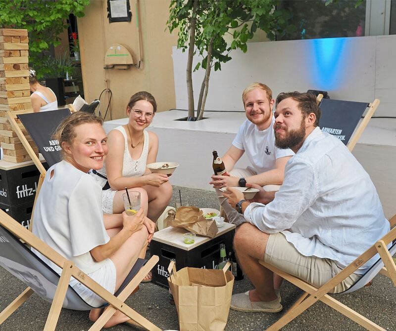 Bier und Papiertüte geht auch.