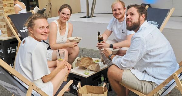 Bier und Papiertüte geht auch.