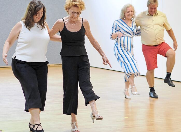 Gemeinsam nach vorne: Tanzlehrerin Michaela Göpfert (2.v.l.) zeigt die richtigen Schritte.