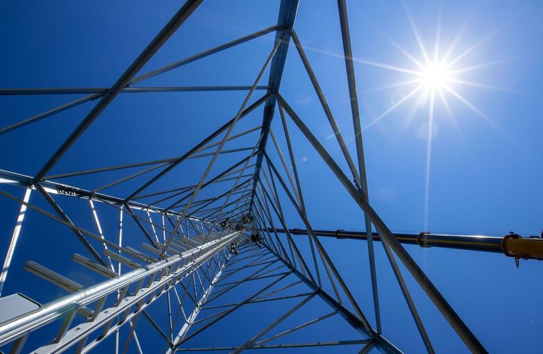 Errichtung des Funkmasts für das 450-MHz-Netz Errichtung des Funkmasts für das 450-MHz-Netz