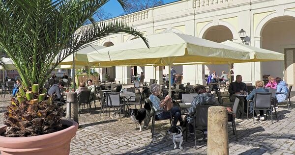 Das Café Schlosswache ist bei Schlossbesuchern beliebt.