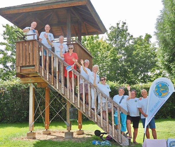 Zehn der zwölf Gründungsmitglieder des Fördervereins präsentieren sich im Freibad fürs Foto. Ganz rechts der Vorsitzende Jürgen Stahl.
