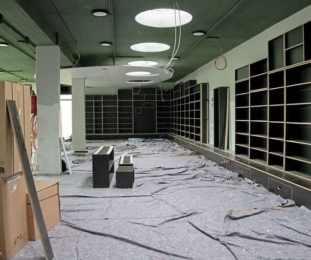 In dieser Bibliothek stehen die Bücherregale ausschließlich an den Wänden.