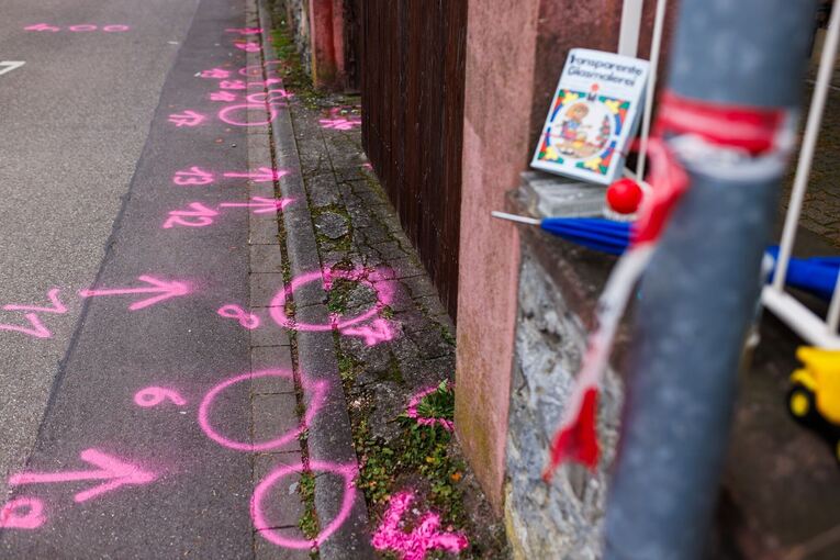Mann bedroht Frau und Kind mit Waffe Mann bedroht Frau und Kind mit Waffe