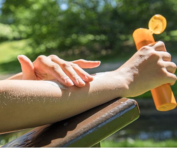 Eincremen ist vor allem im Sommer wichtig.