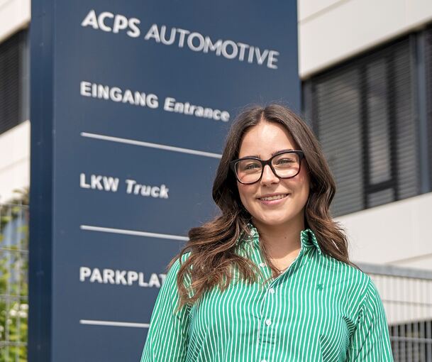 Eva Schulz in Ingersheim vor dem Sitz von ACPS Automotive, ihrem Ausbildungsbetrieb.
