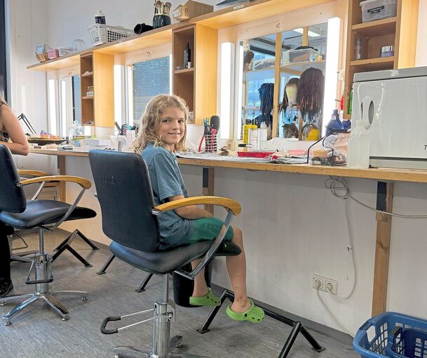 Der zehnjährige Justus in der Maske. Nachdem die Haare in Schnecken am Kopf liegen, werden über einem Haarnetz die beiden Mikros montiert. Die „Young Tarzans“ haben eine eigene Probebühne, wo sie sich aufwärmen (von links).