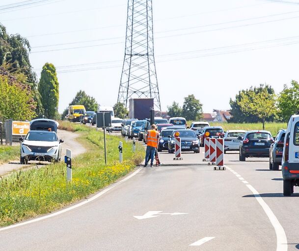 Ein brennendes Fahrzeug hat ein Teilstück der Ludwigsburger Straße zwischen Tamm und Bissingen beschädigt. Deshalb ist der Bereich einspurig gesperrt.