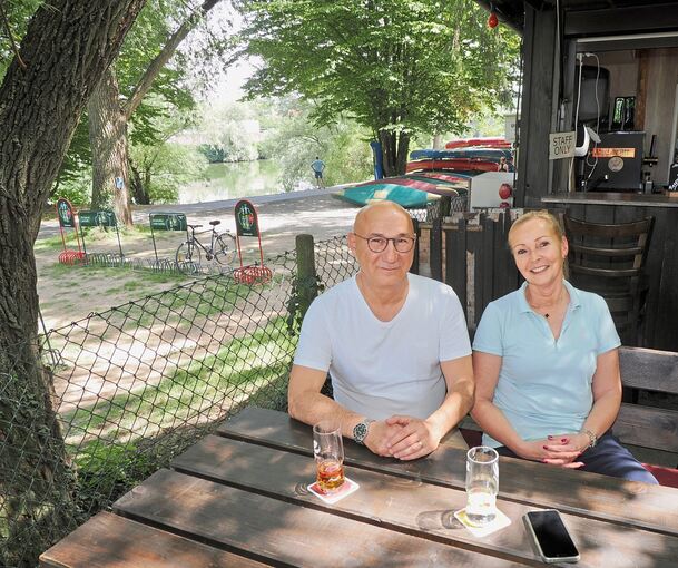 Lieblingsplatz: Orhan und Silke Özbagci sind täglich unter der Silberweide im Uferstüble zu finden.