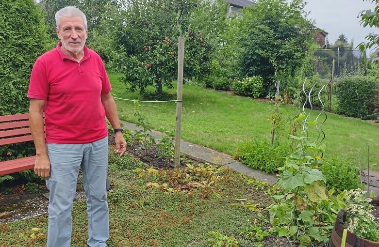 Gerhard Brezler in seinem Garten. Die Grundsteuer für das Flurstück bereitet dem Erdmannhäuser Kopfzerbrechen.