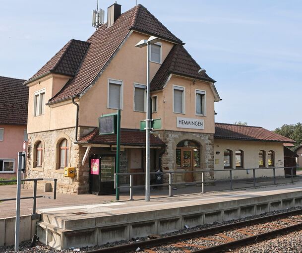 Fast schon verwaist wirkt derzeit das Bahnhofsgebäude – was nicht nur an den Ferien, sondern vor allem der Streckensperrung liegt.