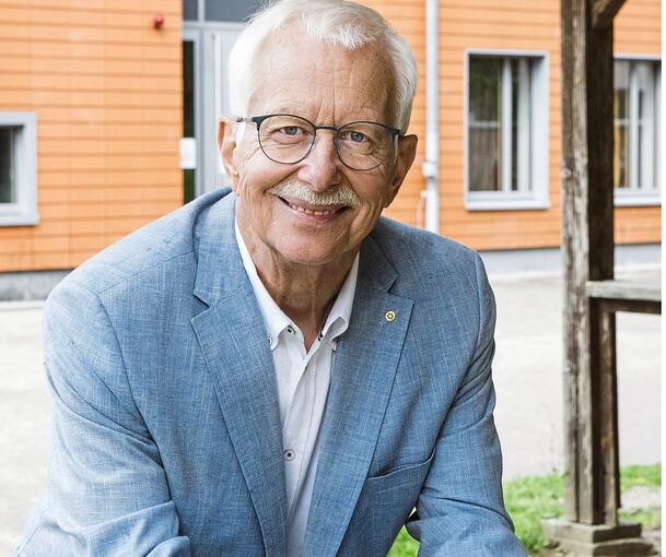 Klaus Danner ist 69 Jahre alt und lebt im Schwarzwald. Der ehemals hochrangige Polizeibeamte im Ruhestand ist seit acht Jahren als Ombudsmann für Erstaufnahmeeinrichtungen des Landes in Aktion.