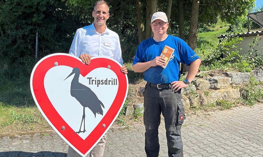 Adrian Jost, Leiter Marketing in Tripsdrill, bedankt sich beim Finder des Schilds.