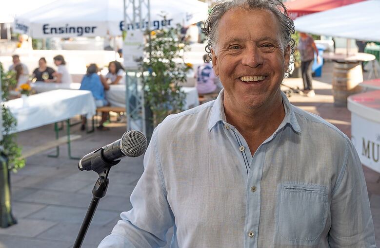 Auch mal selbst auf der Bühne zu finden: Stephan Randecker sorgt für den guten Ton auf der Weinlaube.
