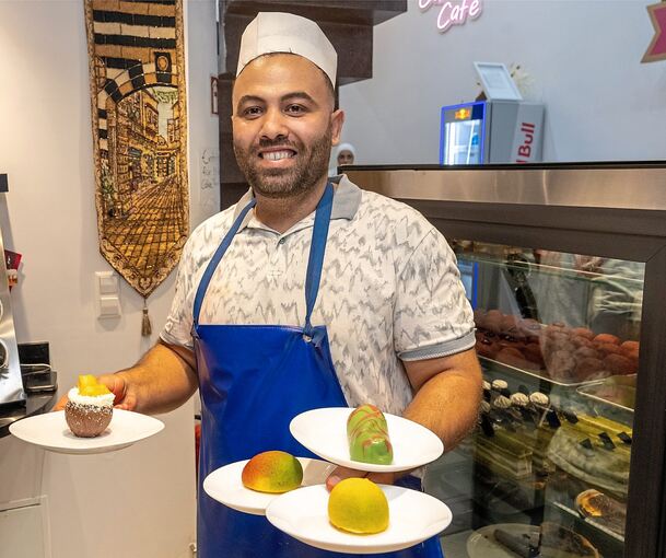 Der Inhaber der arabischen Konditorei Cake Town, Muhannad Albakour, bereitet täglich 250 bis 400 Fruchttörchen zu.