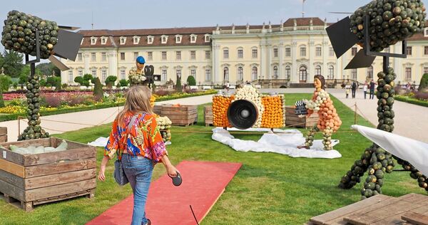 Für die Besucherinnen und Besucher ist im Südgarten der Rote Teppich ausgerollt.