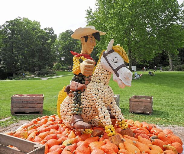 Lucky Luke reitet auf Jolly Jumper durch den Schlossgarten.