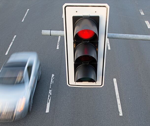 Wegen einer missachteten roten Ampel kommt es zu dem Unfall.