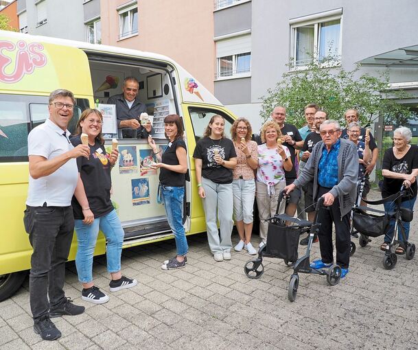 Nicht nur Vorstand und Heimleiter Berhard Wandel (links) freut sich über eine süße Abkühlung, auch Bewohner Helmut Basler (vorne rechts mit Rollator).