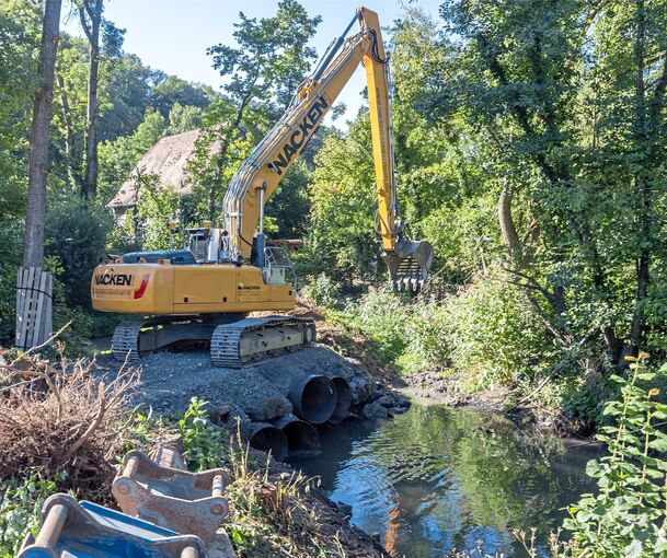 Vor gut einem Monat hatten Bagger das alte Wehr an der ehemaligen Mühle herausgerissen und den Bachlauf renaturiert.