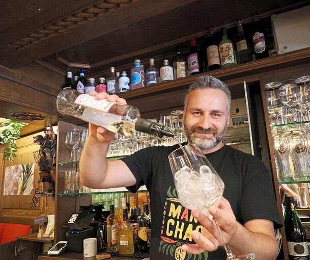 Die Eiswürfel kommen als Erstes ins Glas: Domenico Gallo bereitet den Honigmelonen-Spritz zu.