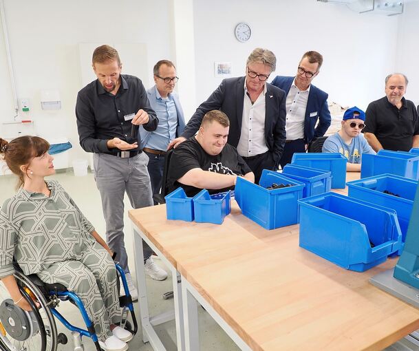 Ein Einblick in die Arbeit: Manfred Lucha lässt sich erklären, woran die Beschäftigten der Werkstätte arbeiten.