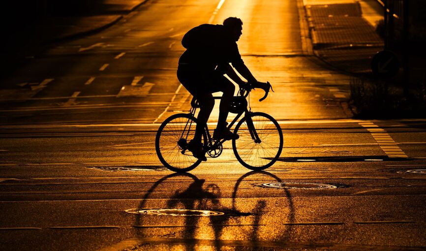 Ein Mann auf einem Fahrrad
