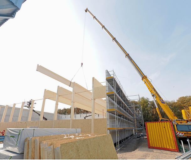 Das sind Dimensionen: Am frühen Mittwochvormittag ist ein Drittel der Dachträger bereits montiert.