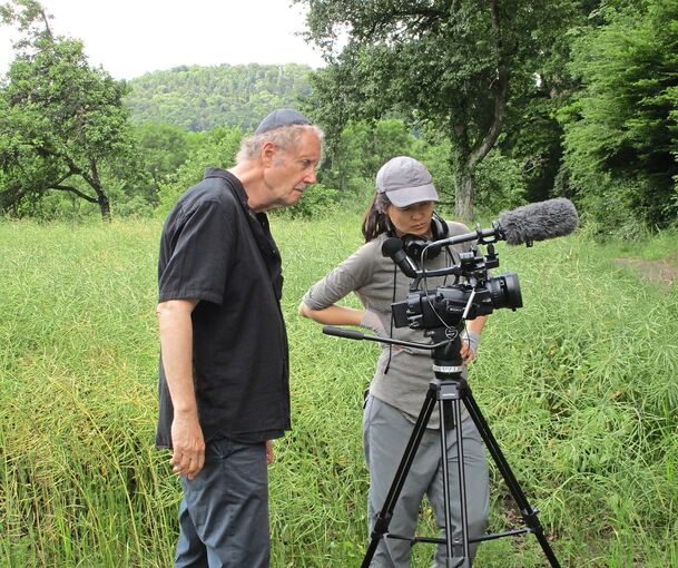 Historiker und Dokumentarfilmer Thomas Lahusen mit seiner Kamerafrau Gulzat Egemberdieva bei Dreharbeiten in Freudental.