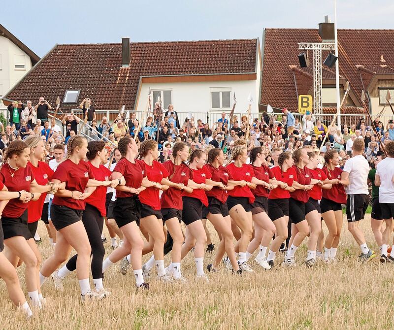Junge Markgröninger tanzen den traditionellen Schäfertanz. Junge Markgröninger tanzen den traditionellen Schäfertanz.