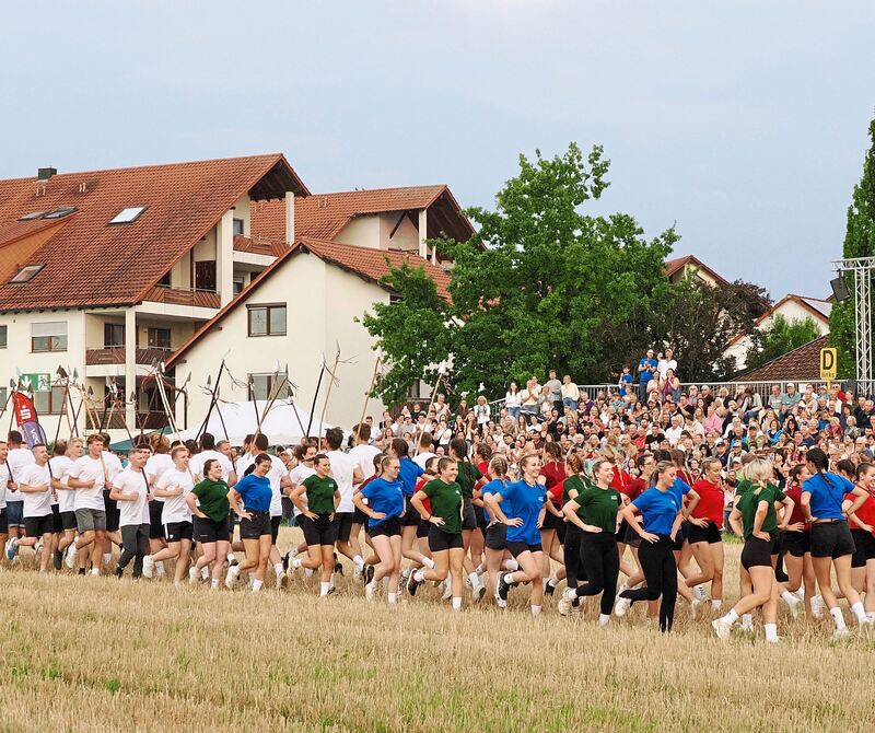 Auf die Pfiffe des Vortänzers wechseln sie ihre Formation. Auf die Pfiffe des Vortänzers wechseln sie ihre Formation.