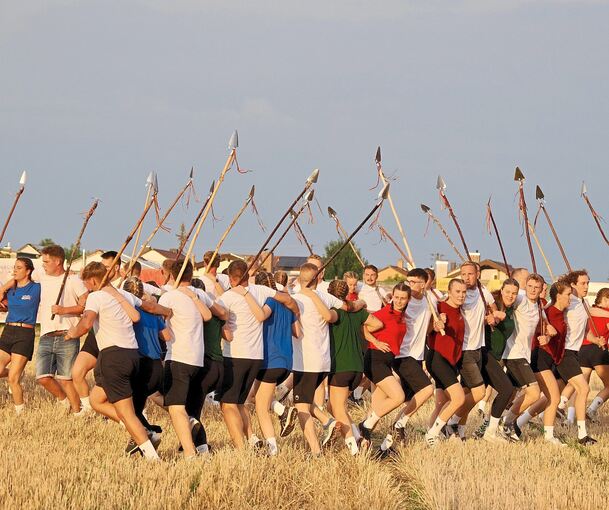 In perfekter Synchronität: Die Markgröninger Schäfertänzer „hopfen“ über das Stoppelfeld.
