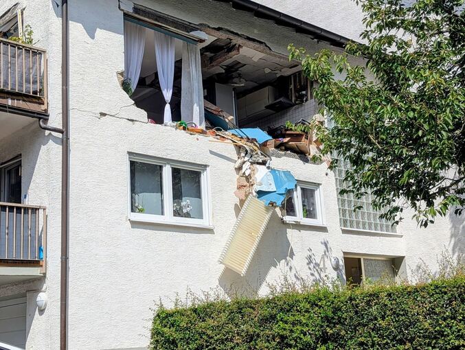 Schwerverletzter nach Explosion in Mehrfamilienhaus