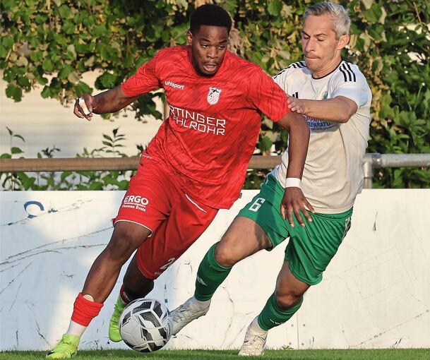 Der Heimerdinger Routinier Gabriel Fota (rechts) attackiert Löchgaus 2:0-Torschützen Ivanilson Guerra Matias.
