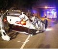 Das entgegenkommende Auto landete nach der Kollision mit dem Unfallverursacher auf dem Dach, die Insassen hatten den Angaben zufolge aber großes Glück.