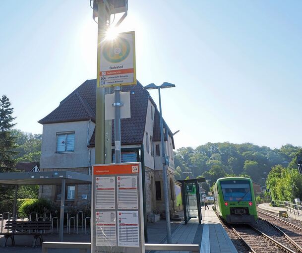 Eine Strohgäubahn hält am Schwieberdinger Bahnhof: Im 30-Minuten Takt geht es nach Korntal und Münchingen in die eine oder nach Hemmingen und Heimerdingen in die andere Richtung.