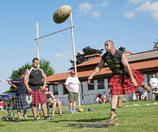 Auch Steinstoßen ist eine Disziplin bei den Highland Games.