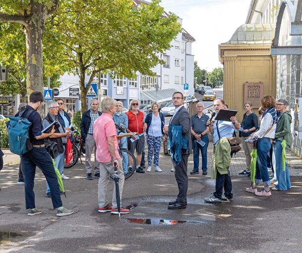 Brainstorming am Bahnhof – rechts mit Kladde Stadtplaner Timo Buff, links von ihm Bürgermeister Christian Eiberger.